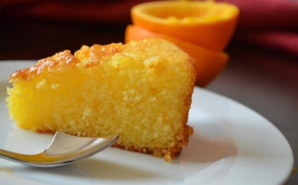 апельсин творог кусочек кекса на тарелке