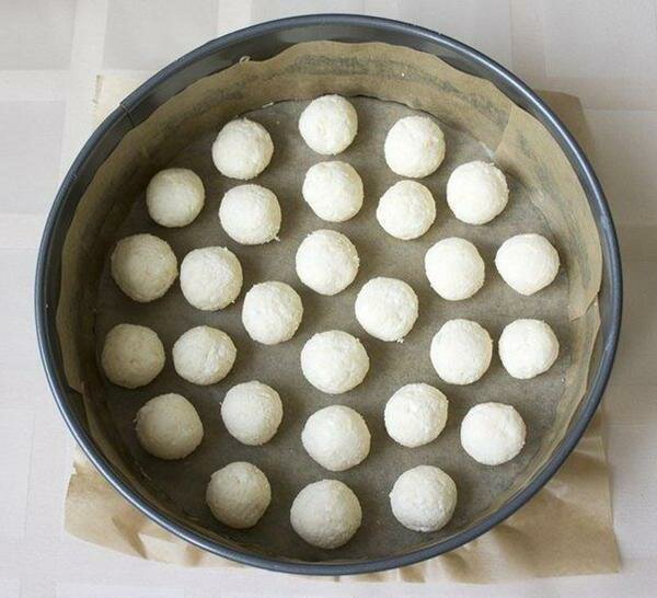 Рецепт шоколадного пирога с творожными шариками в мультиварке