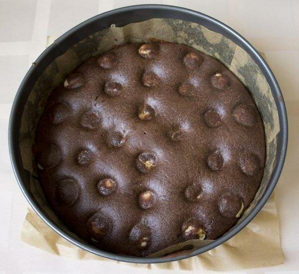 Рецепт шоколадного пирога с творожными шариками в мультиварке