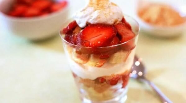 ягодный десерт с творогом слоями в стакане