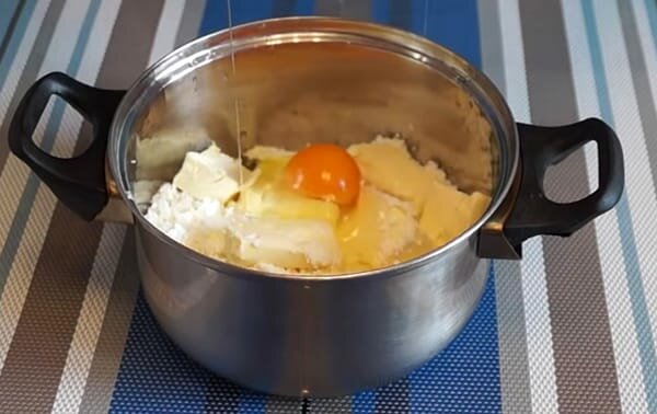 творг яйцо масло в кастрюле